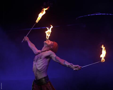 Fakir Testa (Jaime Oms) con antorchas encendidas — número de fuego para festivales y teatros — Foto: Joshua Richter Fakir Testa (Jaime Oms) con antorchas encendidas — número de fuego para festivales y teatros