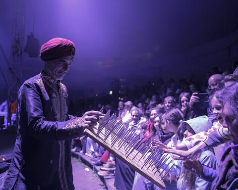 Fakir Testa (Jaime Oms) presentando la cama de clavos ante el público de un festival — Foto: Joshua Richter Fakir Testa (Jaime Oms) presentando la cama de clavos ante el público de un festival