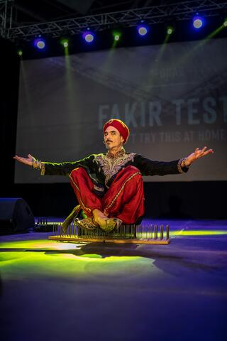Fakir Testa (Jaime Oms) sobre la cama de clavos en un gran escenario — espectáculo de fakir para teatros y festivales — Foto: Bartek Fakir Testa (Jaime Oms) sobre la cama de clavos en un gran escenario — espectáculo de fakir para teatros y festivales