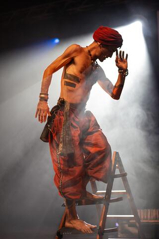 Fakir Testa (Jaime Oms) subiendo descalzo la escalera de machetes — número de riesgo — Foto: The Fetching Eye Fakir Testa (Jaime Oms) subiendo descalzo la escalera de machetes — número de riesgo