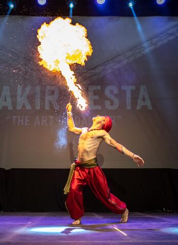 Fakir Testa (Jaime Oms) escupiendo fuego en escena — espectáculo de fakir y danger act — Foto: Bartek Fakir Testa (Jaime Oms) escupiendo fuego en escena — espectáculo de fakir y danger act