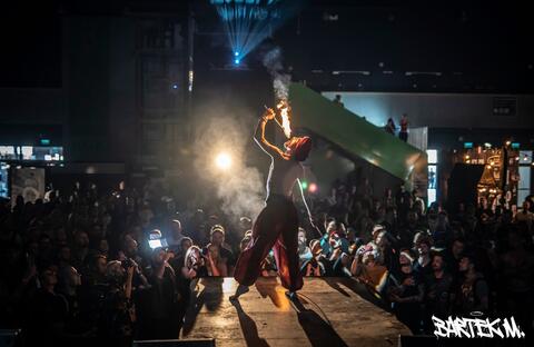 Fakir Testa (Jaime Oms) escupiendo fuego en un espectáculo de calle nocturno rodeado de público — Foto: Bartek Fakir Testa (Jaime Oms) escupiendo fuego en un espectáculo de calle nocturno rodeado de público