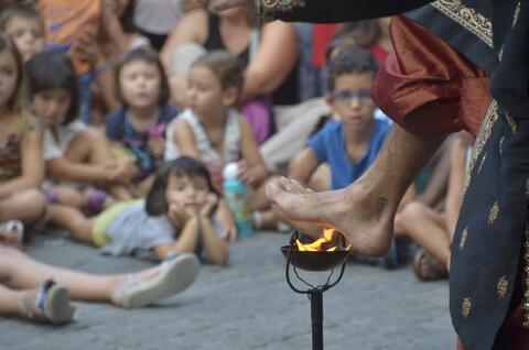 Niños del público siguiendo el espectáculo de Fakir Testa (Jaime Oms) — show familiar Niños del público siguiendo el espectáculo de Fakir Testa (Jaime Oms) — show familiar
