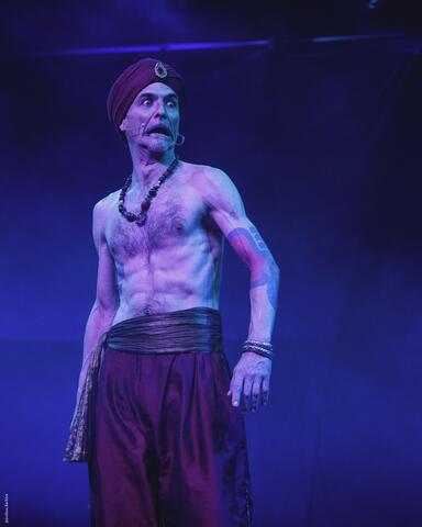 Fakir Testa (Jaime Oms) en escena con turbante — fakir profesional para espectáculos y galas — Foto: Joshua Richter Fakir Testa (Jaime Oms) en escena con turbante — fakir profesional para espectáculos y galas
