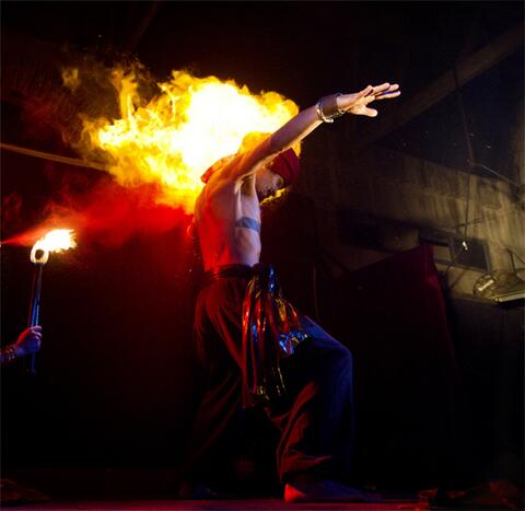 Fakir Testa (Jaime Oms) con fuego sobre el cuerpo — fire show para eventos y festivales — Foto: Albert Jodar Fakir Testa (Jaime Oms) con fuego sobre el cuerpo — fire show para eventos y festivales