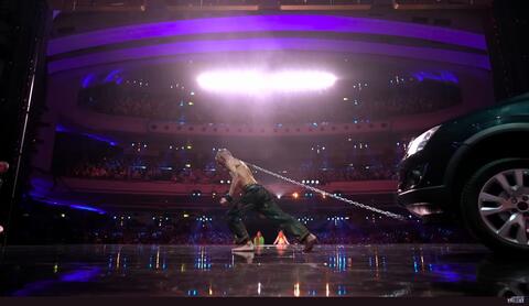 Fakir Testa (Jaime Oms) ejecutando un récord en un plató de televisión de Got Talent Fakir Testa (Jaime Oms) ejecutando un récord en un plató de televisión de Got Talent