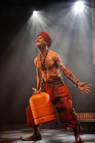 Fakir Testa (Jaime Oms) en un momento de humor del espectáculo — circo contemporáneo y comedia — Foto: The Fetching Eye Fakir Testa (Jaime Oms) en un momento de humor del espectáculo — circo contemporáneo y comedia