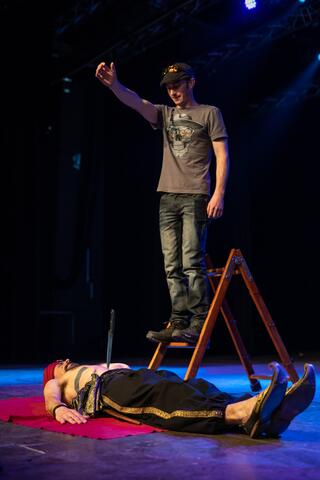 Fakir Testa (Jaime Oms) con un espectador voluntario en un número de riesgo con cuchillos — Foto: Cedric Humbert Fakir Testa (Jaime Oms) con un espectador voluntario en un número de riesgo con cuchillos
