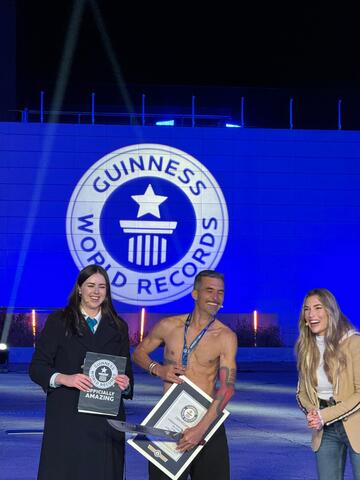 Fakir Testa (Jaime Oms) recibiendo su certificado Guinness World Records en televisión Fakir Testa (Jaime Oms) recibiendo su certificado Guinness World Records en televisión