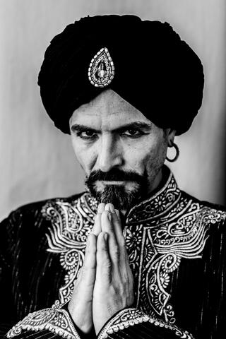 Retrato de Fakir Testa (Jaime Oms) con turbante — imagen de prensa del espectáculo — Foto: Ainhoa Resano Retrato de Fakir Testa (Jaime Oms) con turbante — imagen de prensa del espectáculo